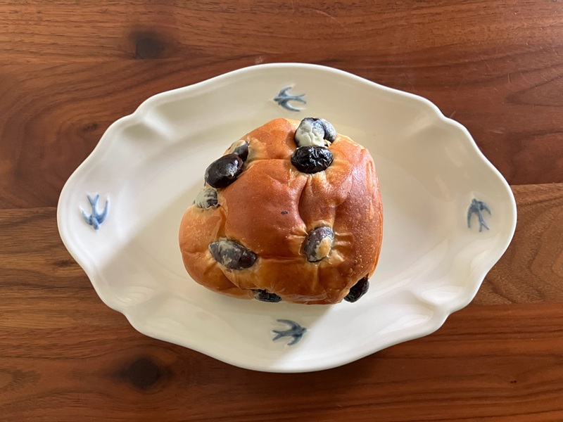 小西のパンの黒豆パンを食べてみた