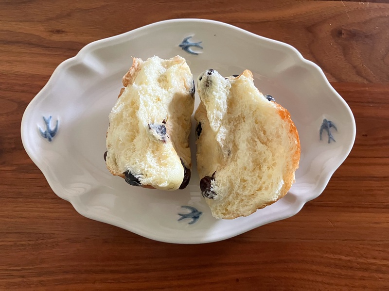 小西のパンの黒豆パンを割ってみた