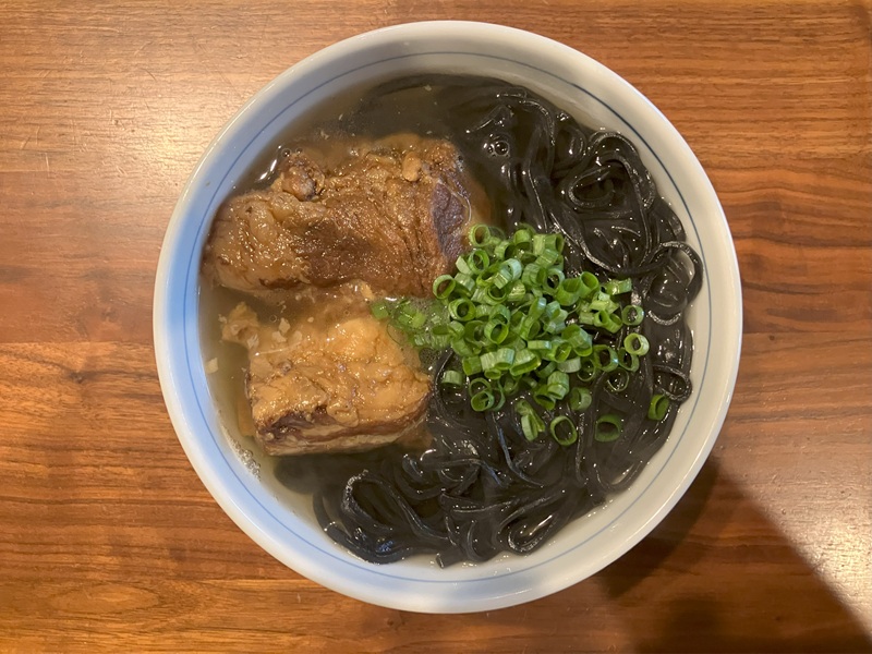 OKINAWA SOBA EIBUN「本ソーキそば」（イカスミ麺）