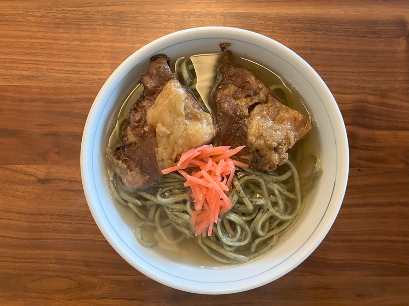 OKINAWA SOBA EIBUN「本ソーキそば」（フーチバー麺）