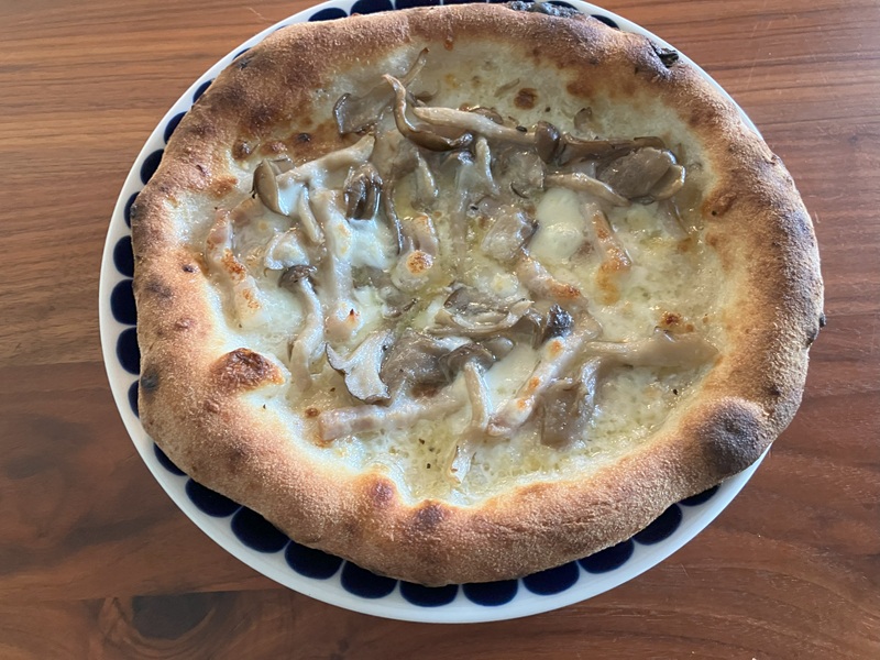 PIZZERIA AL CENTRO「自家製ベーコンときのこのクリームピッツァ」