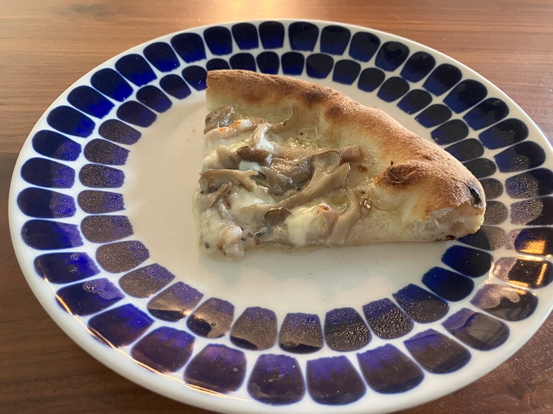 PIZZERIA AL CENTROの「自家製ベーコンときのこのクリームピッツァ」を食べてみた