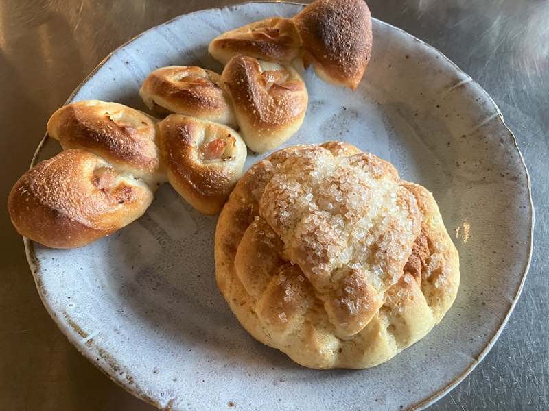 ベーカリーバカンスの「メロンパン」と「厚切りベーコンのエピ」