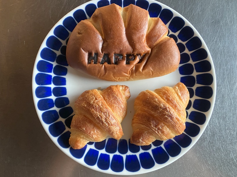 ベーカリーバカンスの「とろ～りクリームパン」と「ミニクロワッサン」