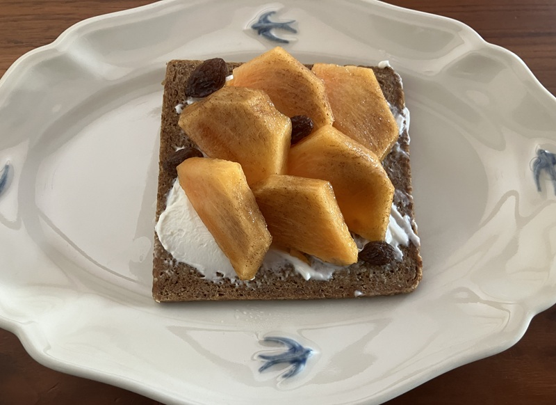 プンパニッケルに柿とレーズンのトッピング