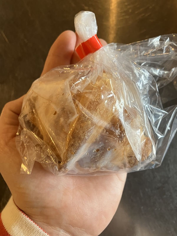 バカンス　手のひらサイズのクロワッサン